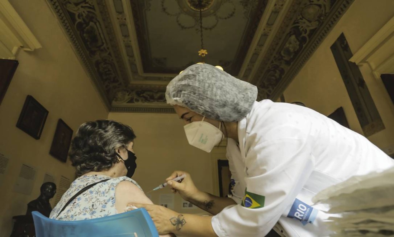 Idosa recebe dose da vacina contra a Covid-19, no Museu da República, o Palácio do Catete, na Zona Sul do Rio' — Foto: Gabriel de Paiva / Agência O Globo