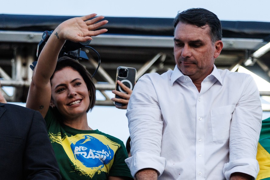 Michelle sela a paz com Flávio Bolsonaro e fará gesto público de apoio