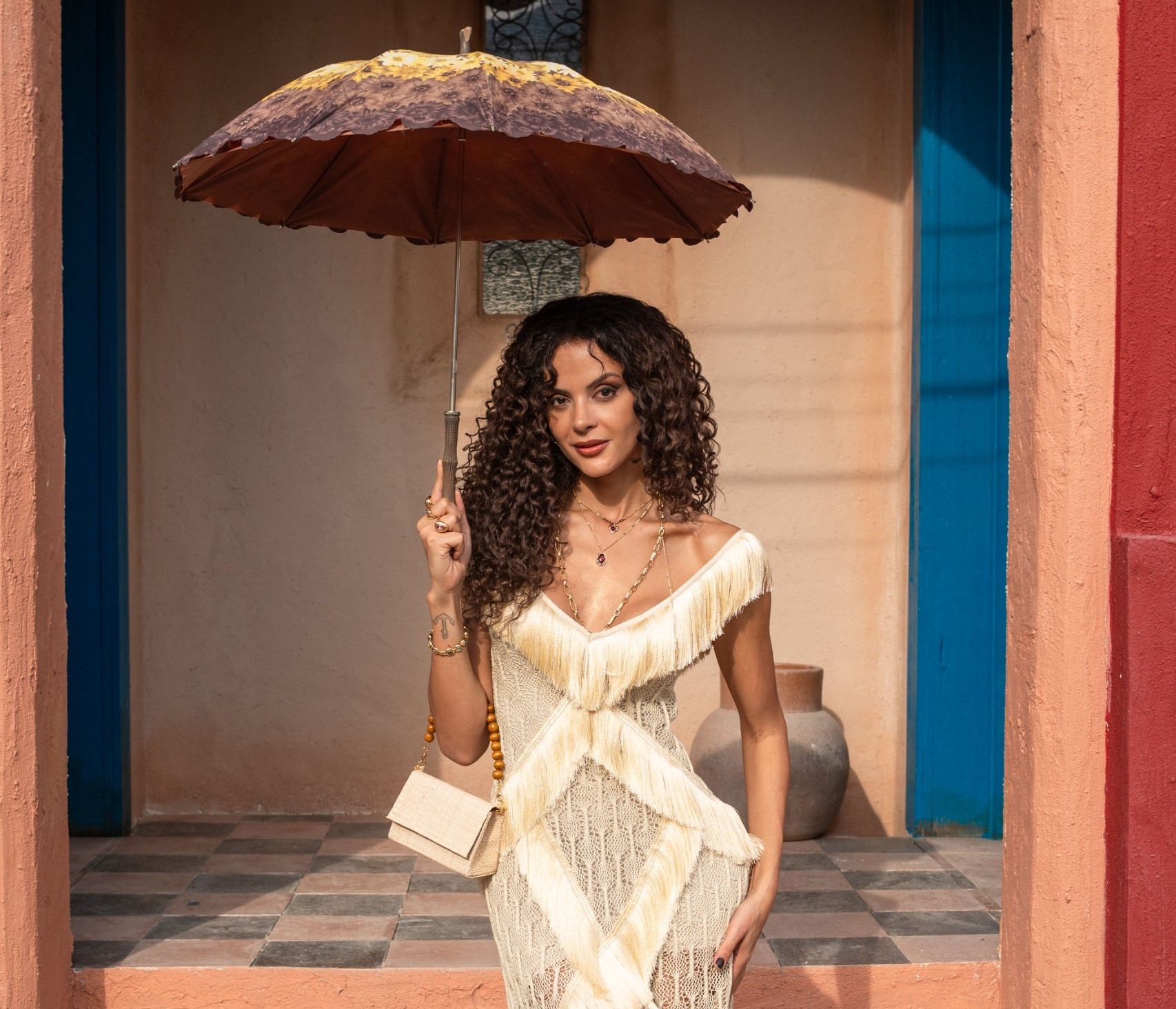 'Lá na minha terra': Gabriela Loran vai trabalhar em cabaré. Veja foto exclusiva