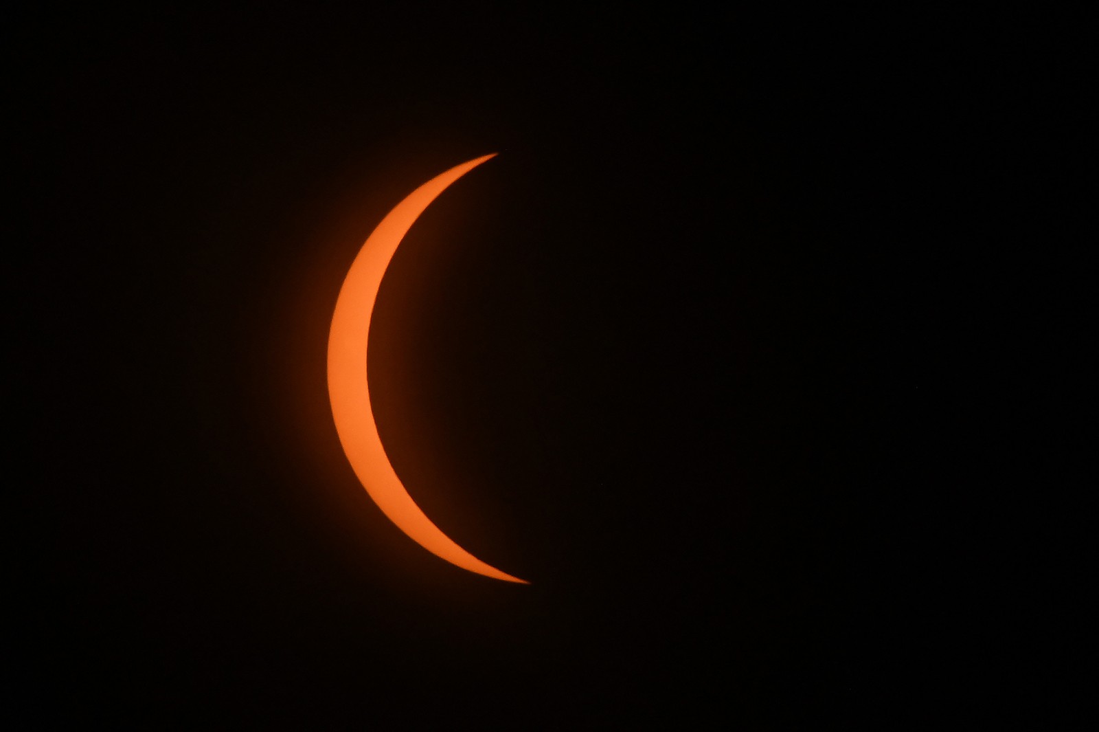 confira os Primeiros Momentos de umeplipse total solar energy. luacomeçae eclipsar o sol durante o eclipse o eclipse total em Mazatlan, Estado de sinaloa, Mexico - foto: Ario Vazquez / AFP