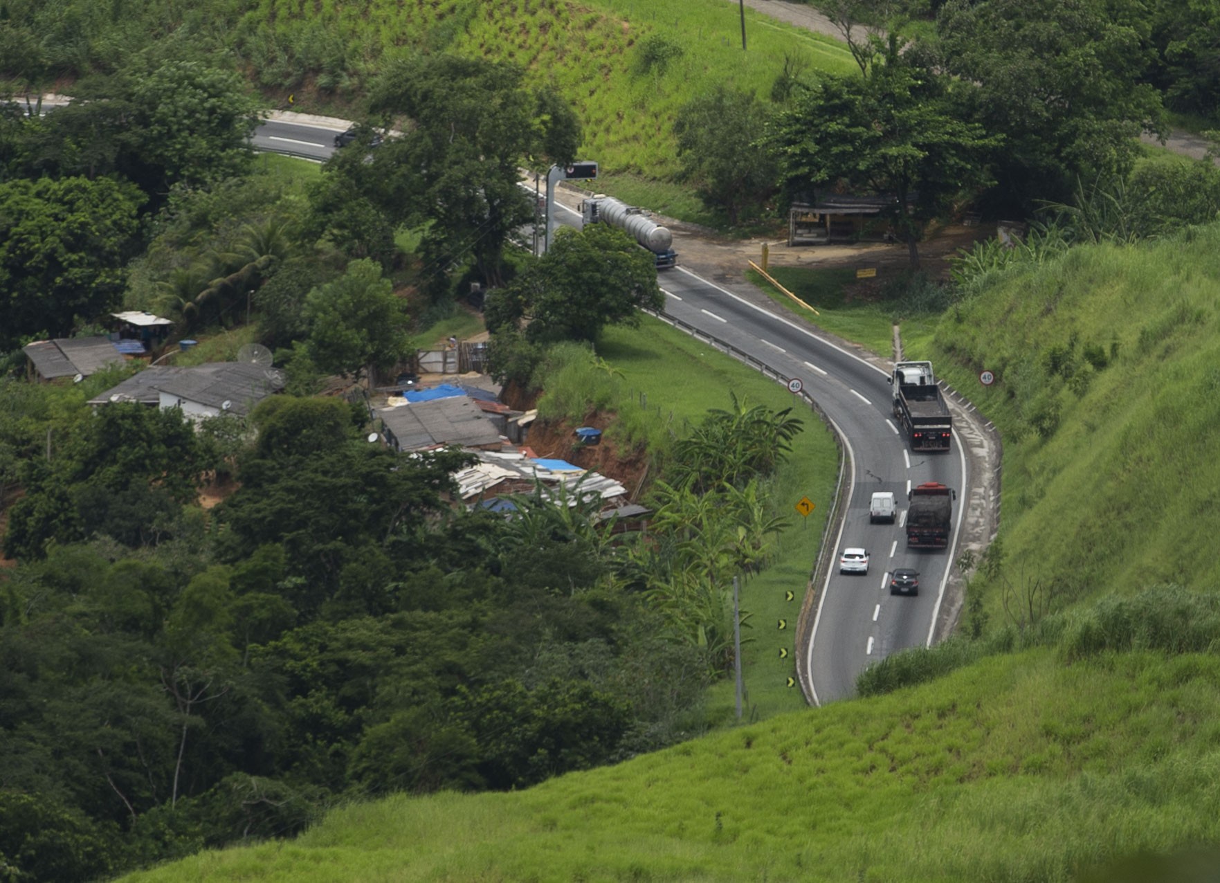 Serra das Araras tem pista operando em mão dupla após incêndio com carga química