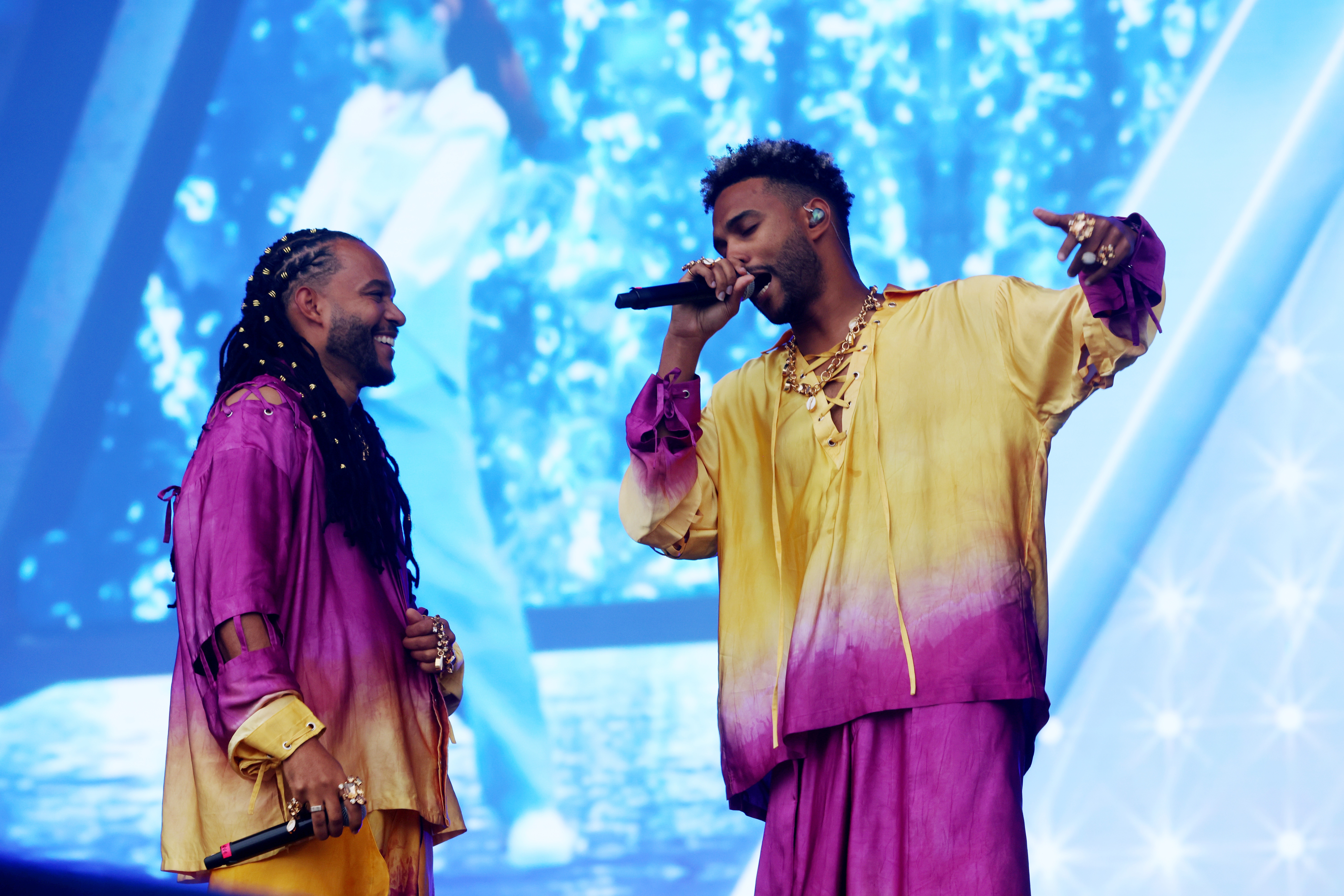 Crítica: Com show entre romântico e dançante, dupla Calema fez público sacudir capas de chuva no Sunset - Foto