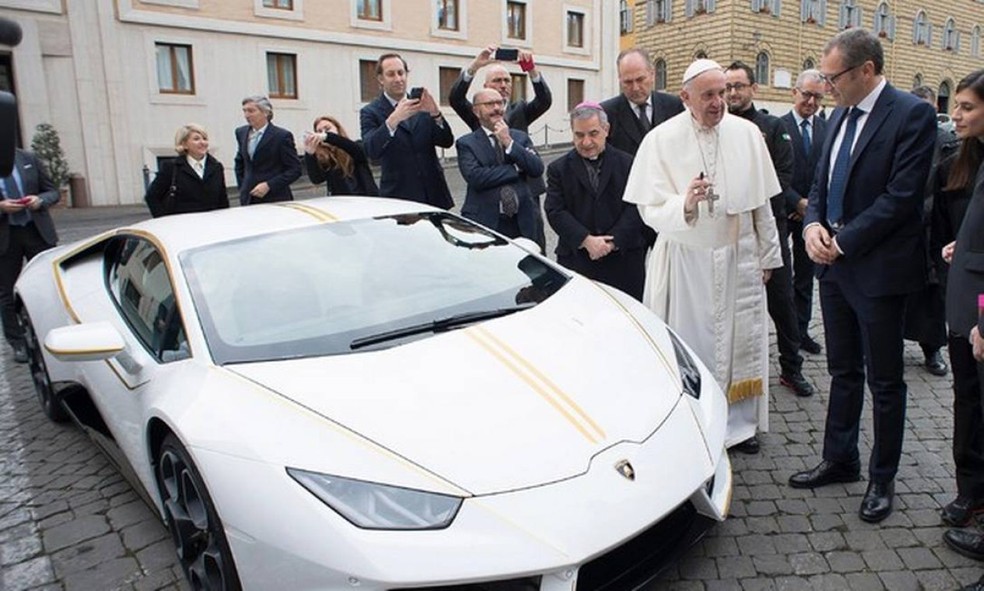 Papa Francisco ganha uma Lamborghini, mas vai por em um leilão beneficente — Foto: Foto: Vatican Media / Vatican Media