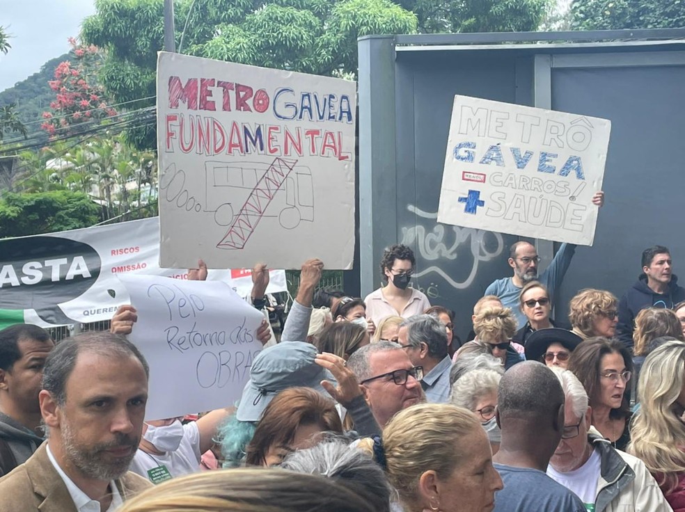 Protesto reúne moradores e estudantes na Gávea  — Foto: Pedro Araújo