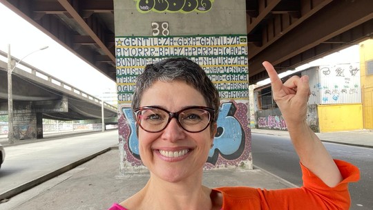 Sandra Annenberg grava reportagem sobre gentileza no Gasômetro, no Centro do Rio