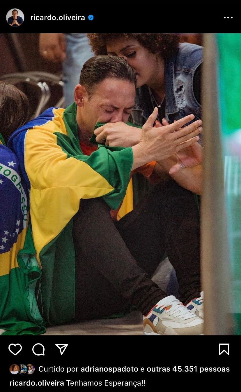 Ricardo Oliveira publicou foto chorando abraçado numa bandeira do Brasil após derrota de Bolsonaro — Foto: Reprodução/Instagram