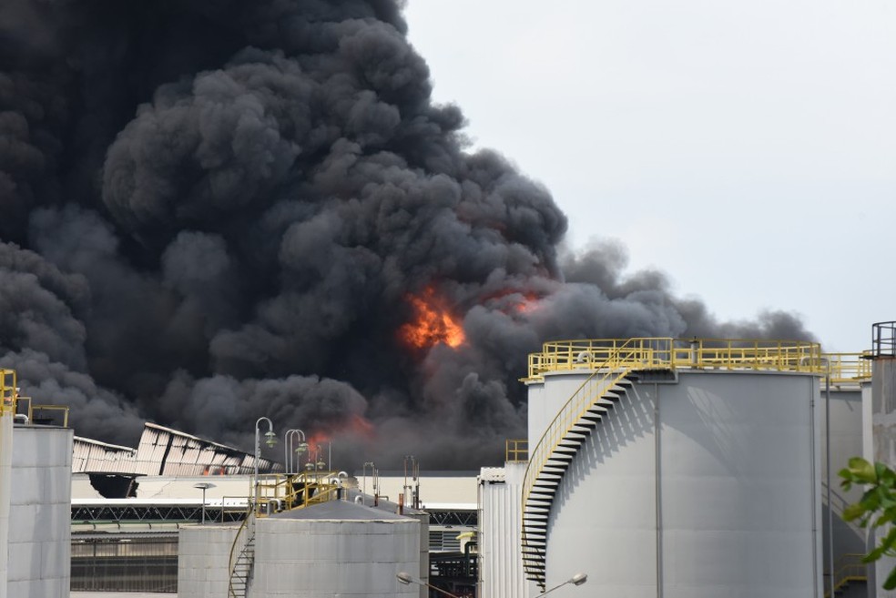 Explosões durante incêndio em fábrica de óleo combustível na Ilha do Governador — Foto: Alex Ferro