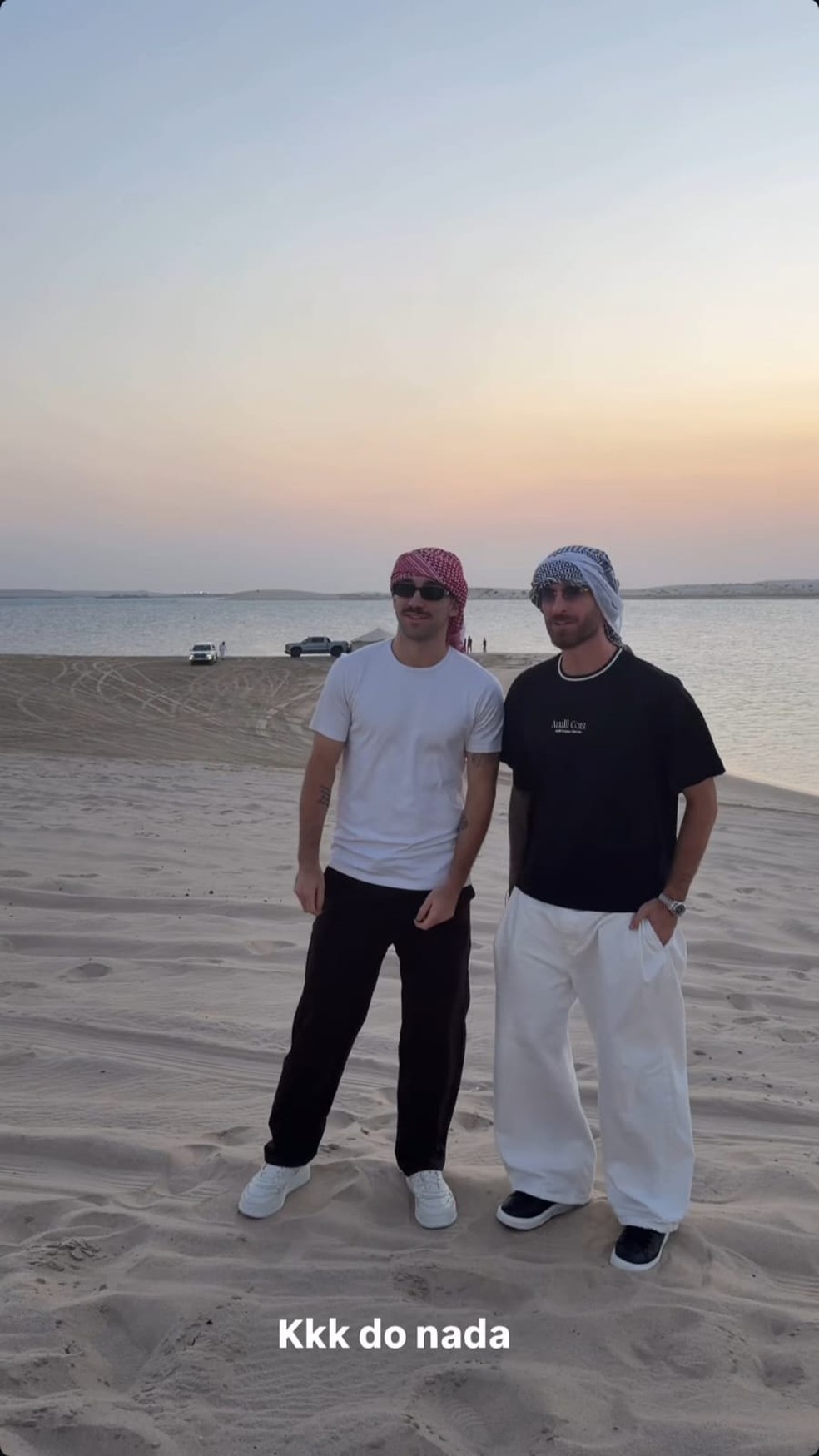 Flamengo's Léo Ortiz and Léo Pereira meet in the Qatar desert — Photo: Reproduction