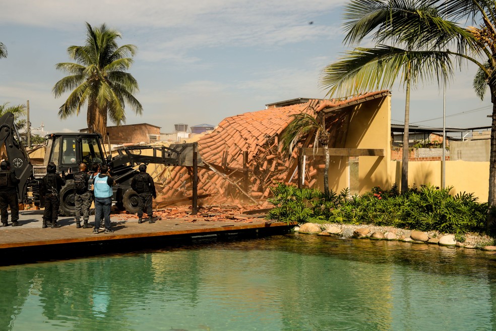 Demolição do 'resort' de Peixão em Parada de Lucas ocorreu na última terça-feira — Foto: Gabriel de Paiva / Agência O Globo / 11-03-2025