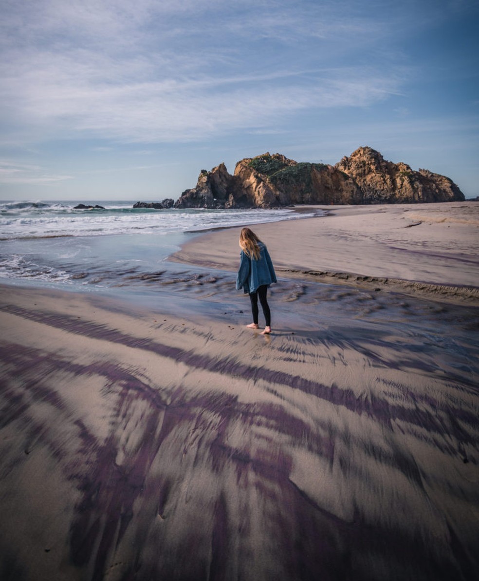 Praia dos Estados Unidos chama ateno pela colorao das areias  Foto: Reproduo / Pfeiffer Beach in Big Sur: Purple Sand & Natural Arches