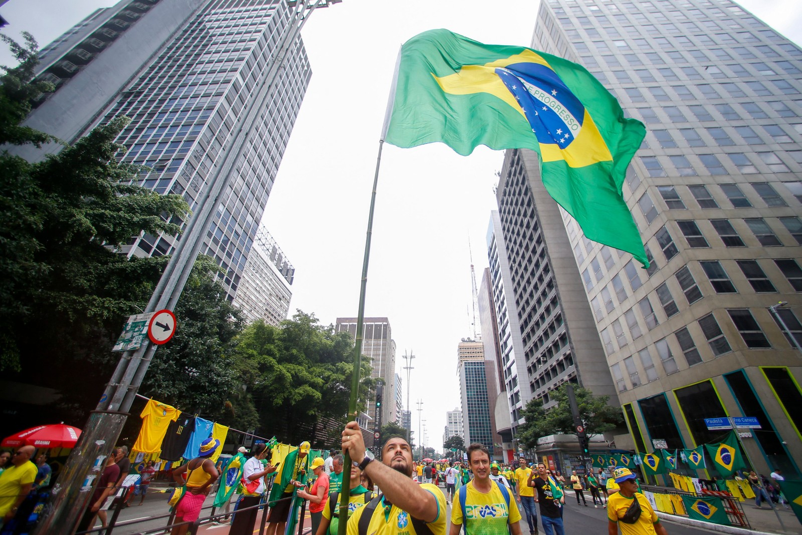 Os apoiadores acataram o pedido do ex-presidente e optaram por camisetas que estampavam palavras de ordem em exaltação a Bolsonaro e por slogans como “Deus, pátria e família” e “meu partido é o Brasil” — Foto: Miguel SCHINCARIOL / AFP