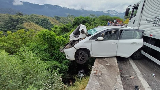 Acidente envolvendo quatro veículos no Km 231 da Serra das Araras deixa dois feridos; um caminhão caiu na ribanceira