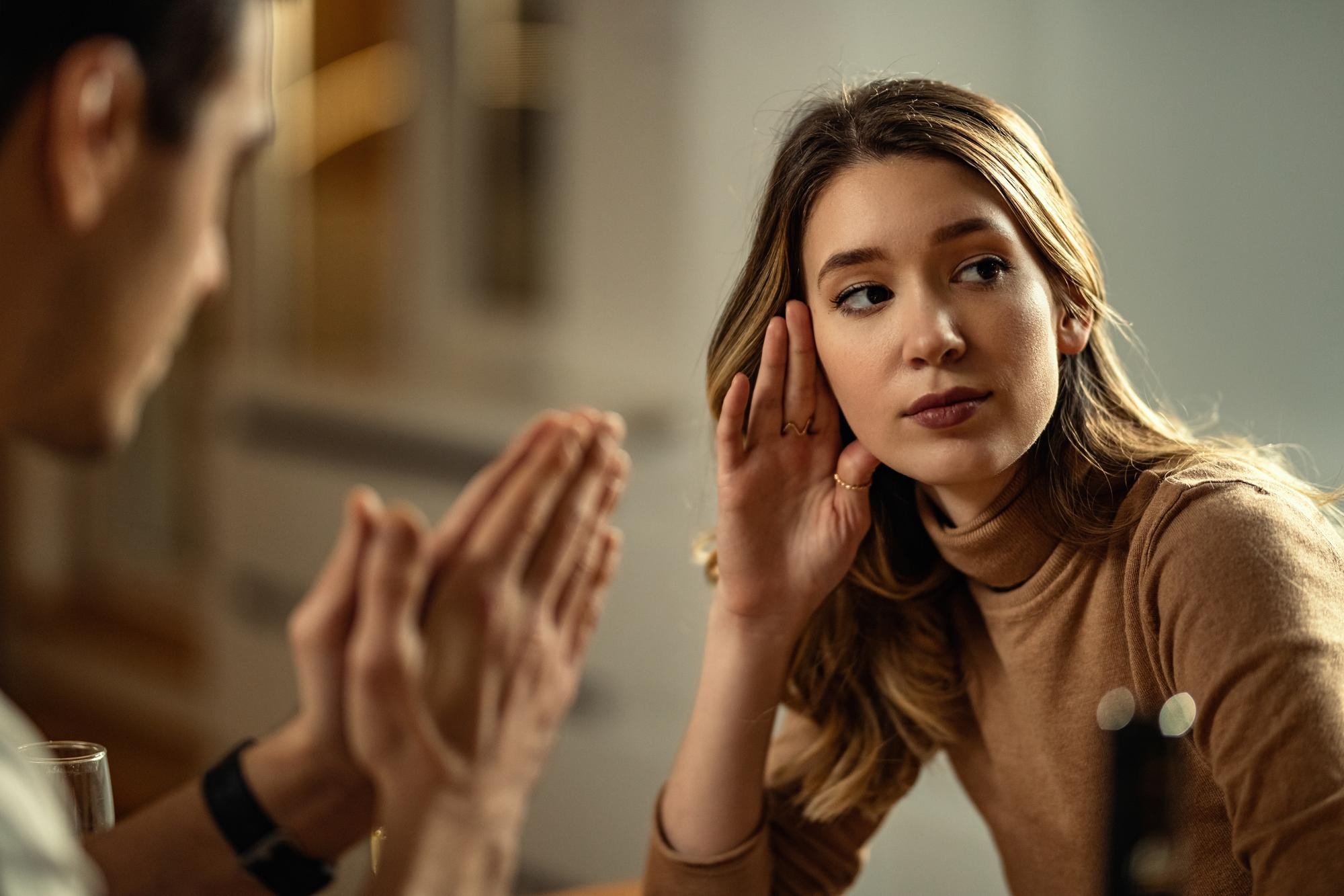 O que significa quando uma pessoa interrompe as conversas o tempo todo, segundo a psicologia - QTU Questões do Universo