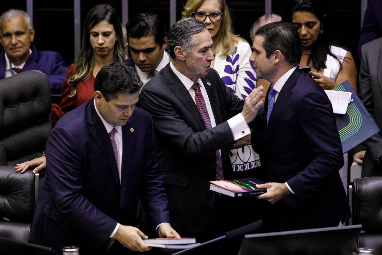 Barroso determina que Hugo Motta informe sobre andamento de projetos sobre licença-paternidade