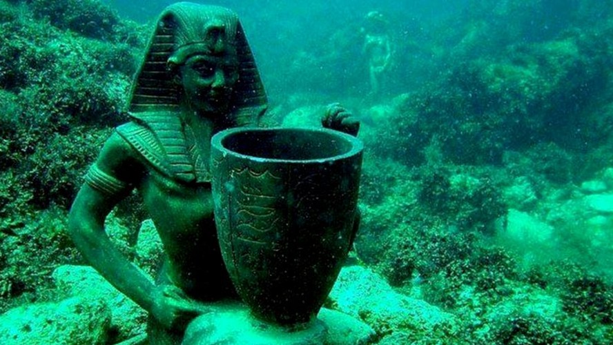 Arqueólogos ainda encontraram os restos de um enorme templo, construído em homenagem ao deus Amon-Gereb