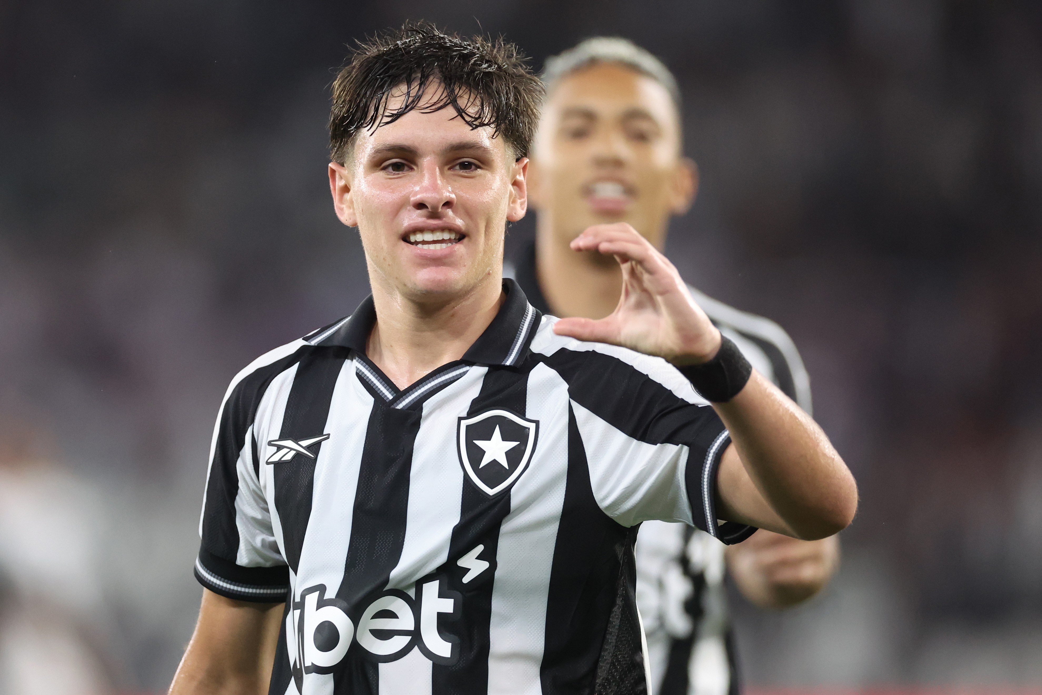 Botafogo vence o Volta Redonda na estreia do elenco principal e de ...