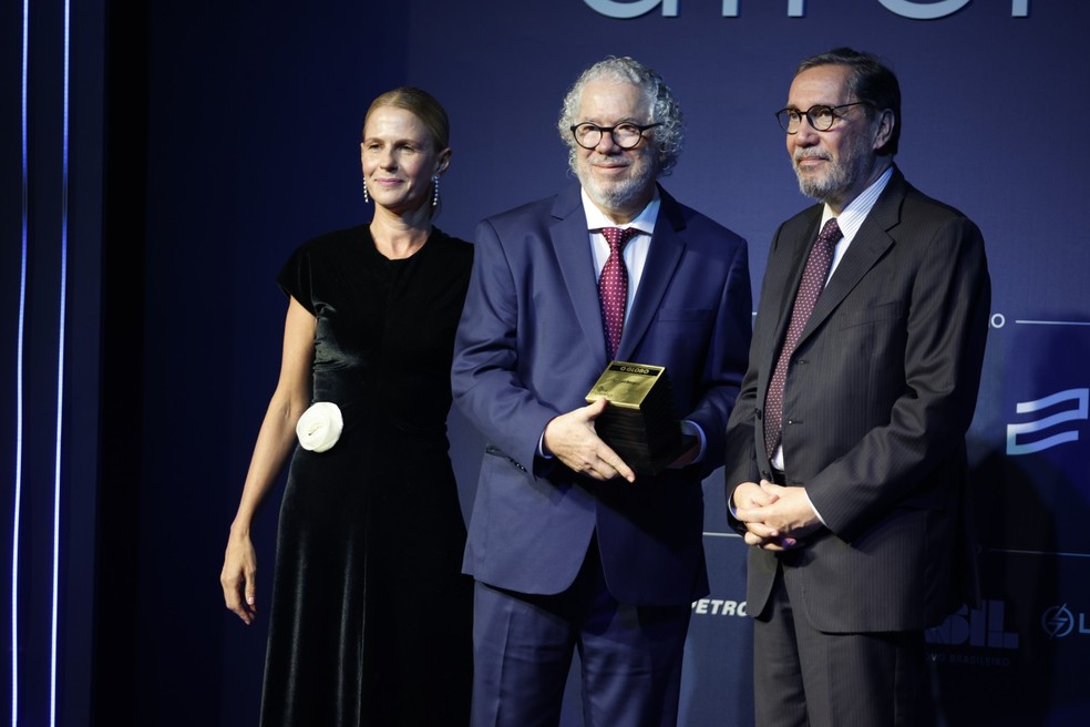 Vencedor na categoria Livros, o gestor cultural Afonso Borges recebe o Prêmio Faz Diferença 2025 da editora executiva do GLOBO Letícia Sander e do colunista Merval Pereira — Foto: Alexandre Cassiano / Agência O Globo