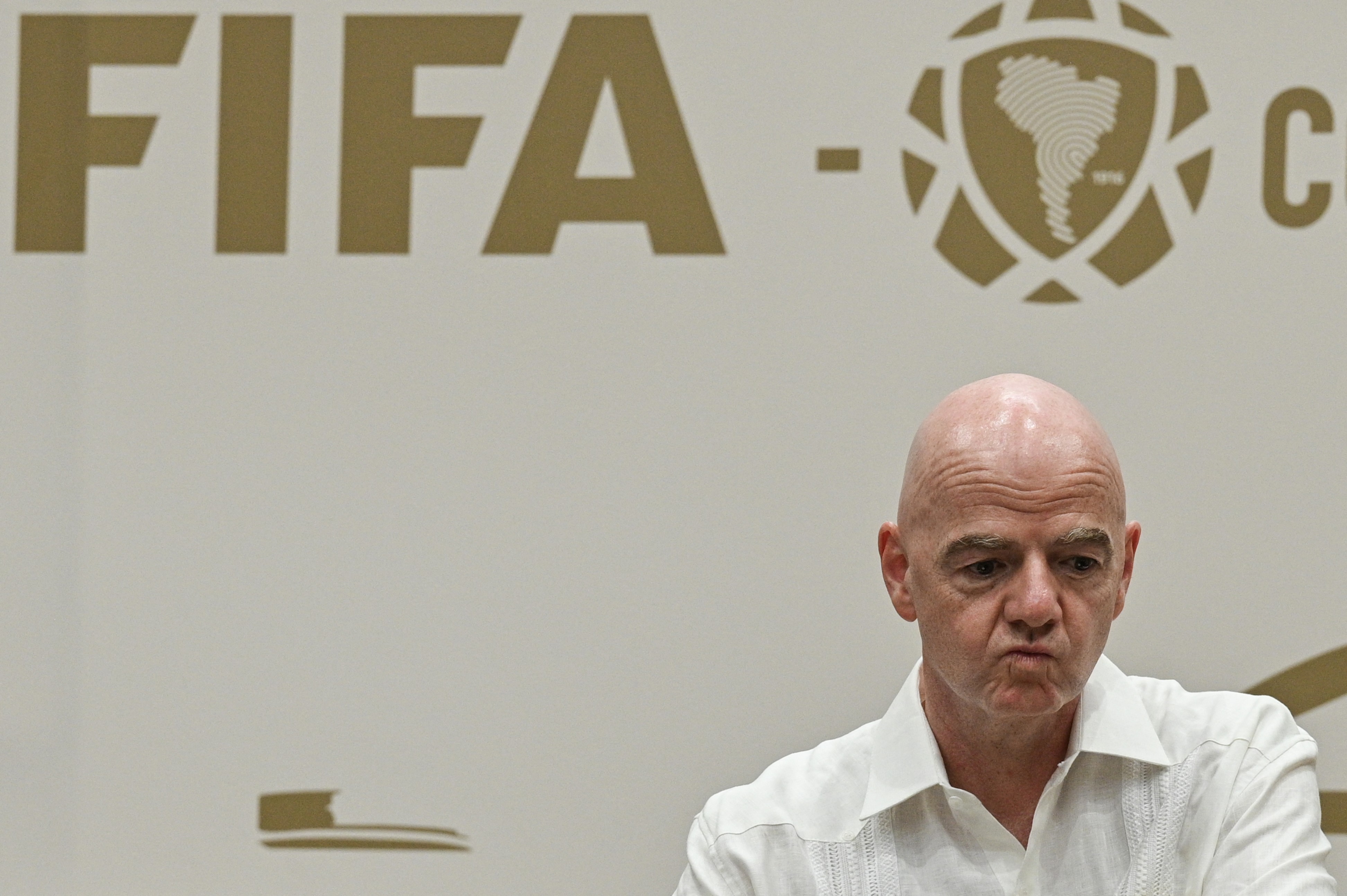 Racha entre ídolos: ex-jogadores se dividem sobre futuro de Infantino na Fifa - QTU Questões do Universo