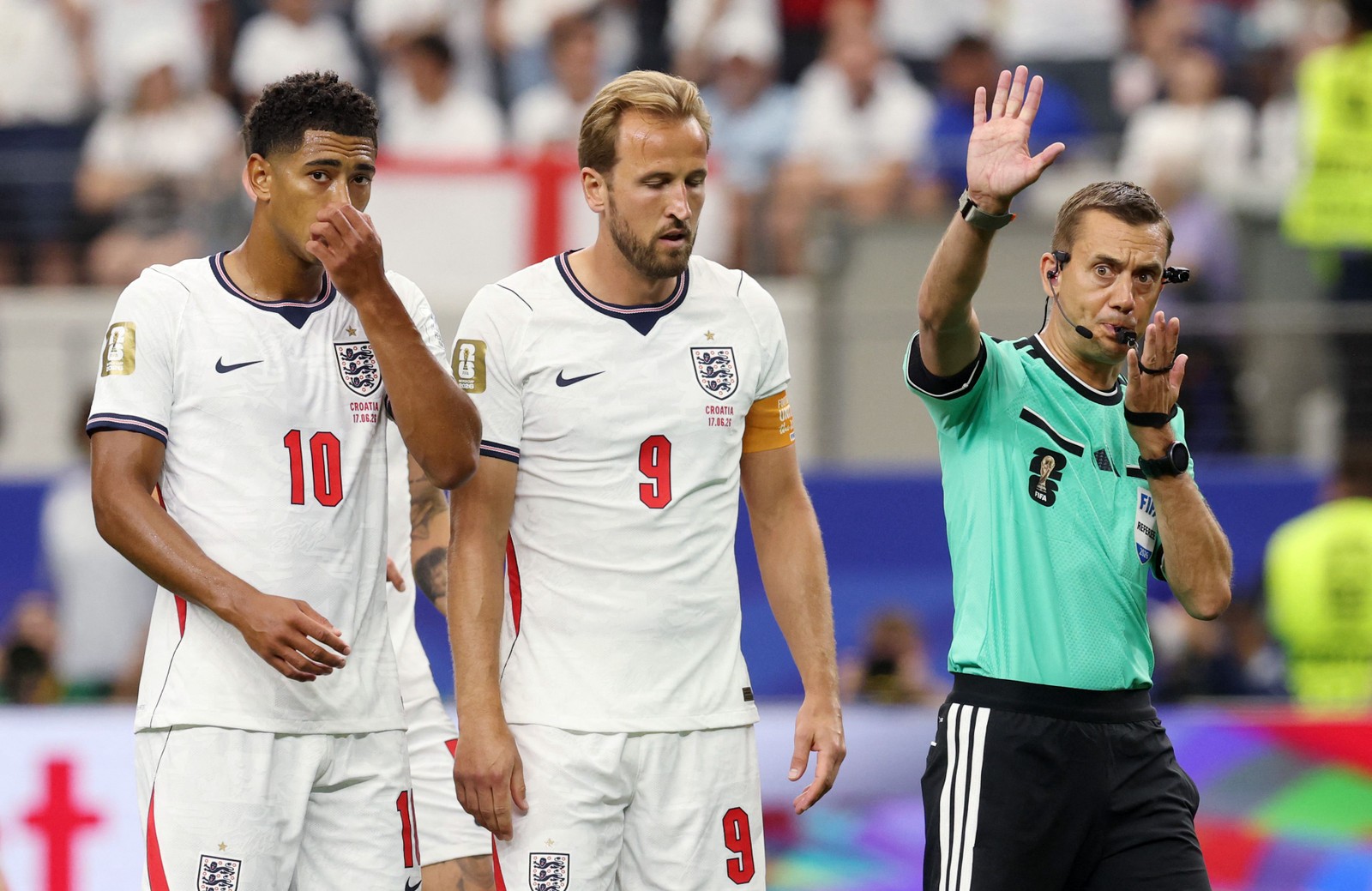 Clement Turpin, árbiro da partida entre Inglaterra e Croácia, manda Kane retornar à cobrança após ver goleiro Livakovic adiantado — Foto: Richard Pelham / GETTY IMAGES NORTH AMERICA / Getty Images via AFP