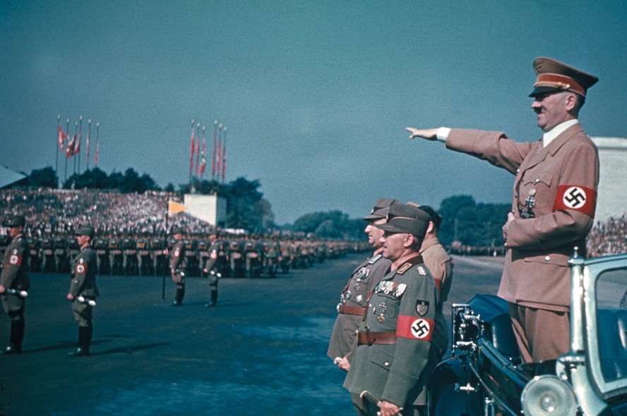 Adolf Hitler durante o regime nazista fazendo saudação para a mutidão