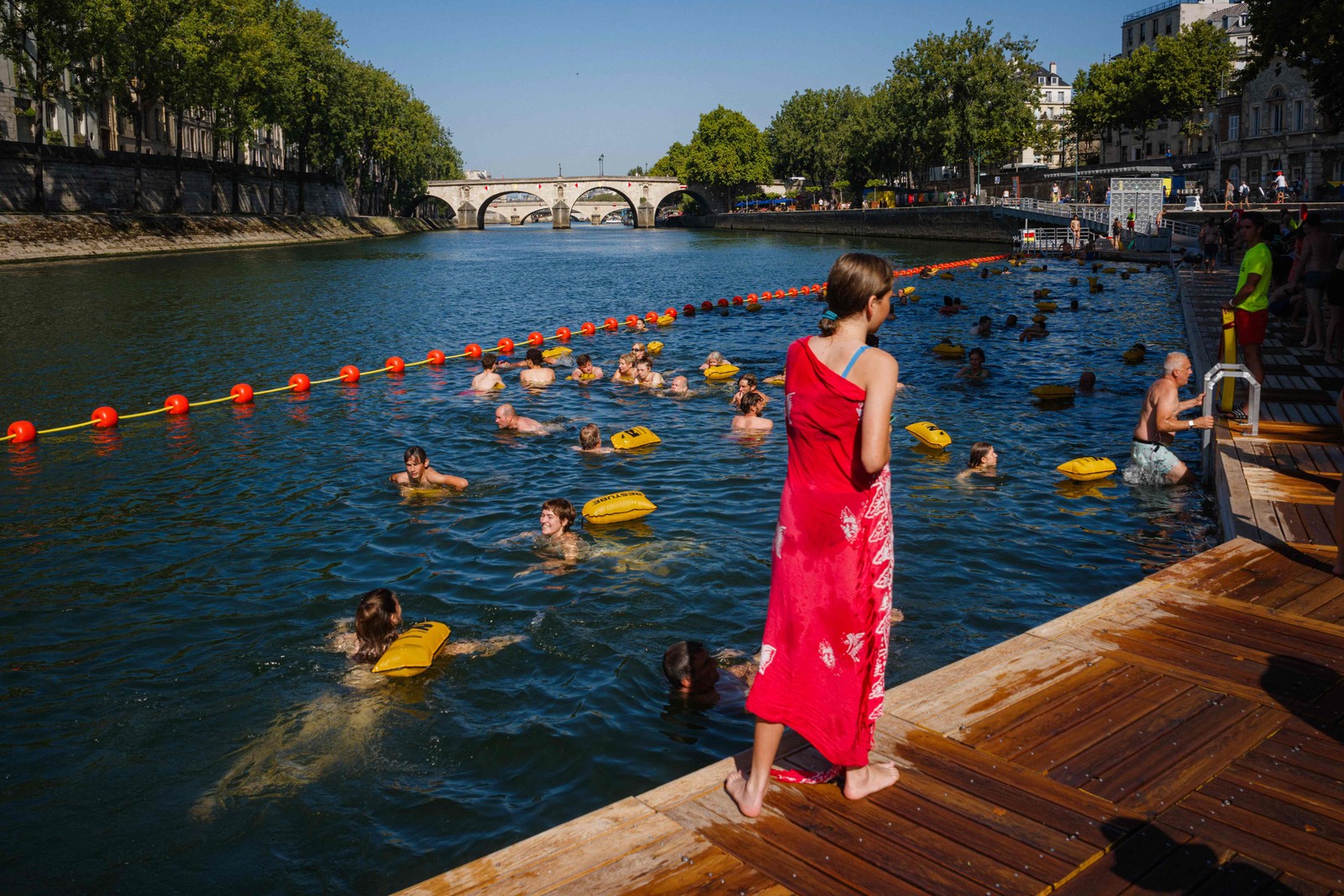 Área mais popular é a próxima à Torre Eiffel, onde banhistas precisam esperar mais de uma hora e meia antes de entrar — Foto: Dimitar Dilkoff/AFP