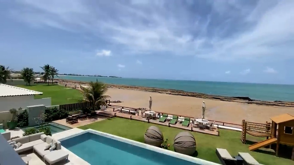 Casa está situada na praia de Serrambi, a cerca de 50 km da capital Recife — Foto: Reprodução