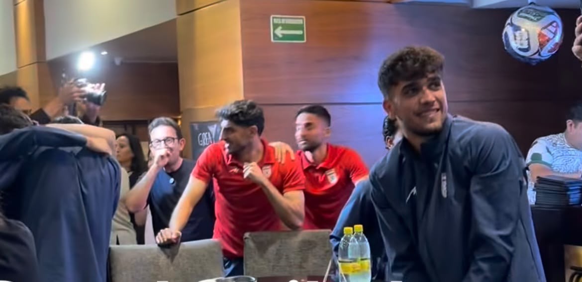 Vídeo mostra jogadores do Irã comemorando o terceiro gol da Argélia sobre a Áustria; veja