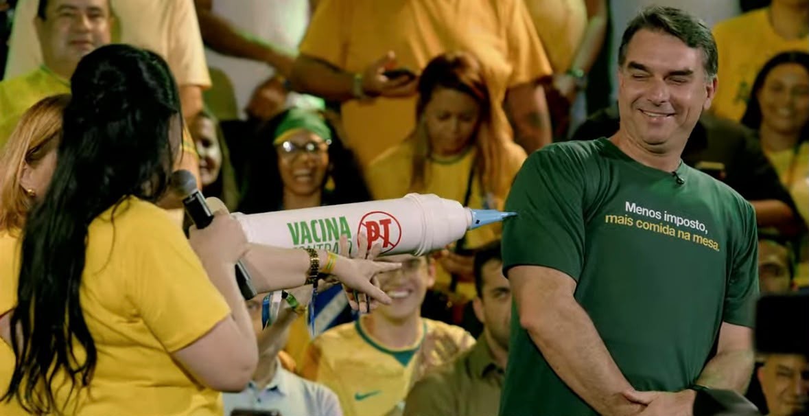 Flávio Bolsonaro promete vouchers e microcrédito em ato no Ceará