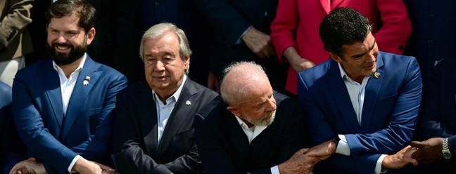 Chilean President Gabriel Porich, UN Secretary-General António Guterres, Brazilian President Luiz Inacio Lula da Silva, and Para governor Helder Barbalo during a family photo at COP 30 - Photo: Pablo PORCIUNCULA / AFP