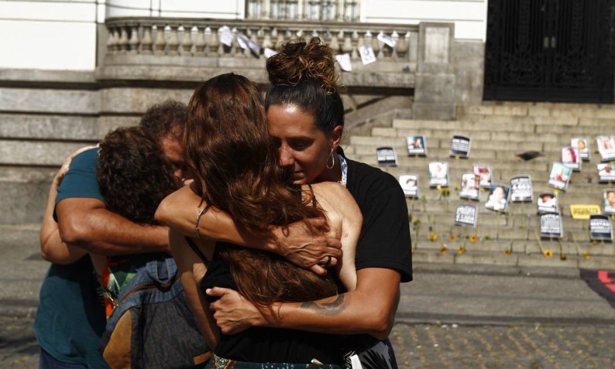 Viúva Mônica abraça manifestantes durante ato pelos quatro anos da morte de Marielle Franco — Foto: Fotoarena/Agência O Globo/14-03-2022