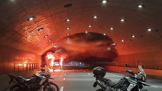 Carro pega fogo e interdita túnel que liga Copacabana a Botafogo
