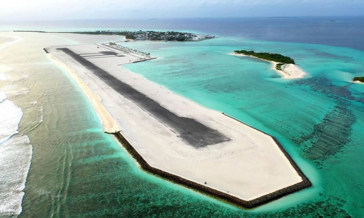 O Aeroporto de Hoarafushi, no Atol Haa Alif, foi inaugurado em 2020 e é um belo exemplo de aeroportos domésticos construídos em ilhas inabitadas das Maldivas — Foto: Reprodução