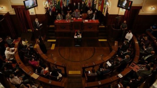 Manobra de vereadores adia votação sobre cassar medalhas dos irmãos Brazão