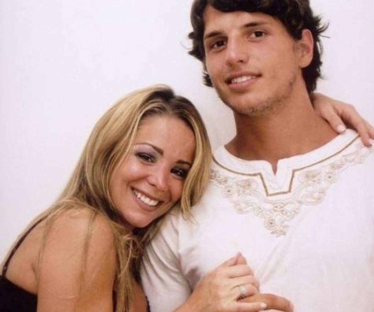 Fernando Fernandes e Danielle Winits iniciaram um relacionamento quando ele tinha 21 anos e ela, 29, em 2002 — Foto: Reprodução