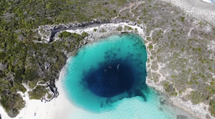 Fundador da OceanGate planeja viagem a um dos buracos submersos mais  profundos do mundo, nas Bahamas