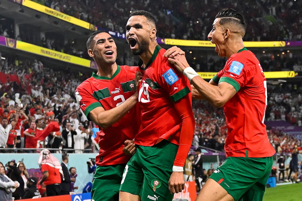 Jogadores de Marrocos comemorando um gol marcado no Mundial de 2022 — Foto: PATRICIA DE MELO MOREIRA/AFP