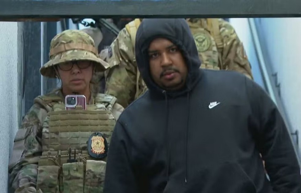 Gabriel Dias de Oliveira, conhecido como Índio do Lixão, apontado como um dos chefes do Comando Vermelho (CV), investigado por tráfico internacional de armas — Foto: Reprodução/ TV Globo