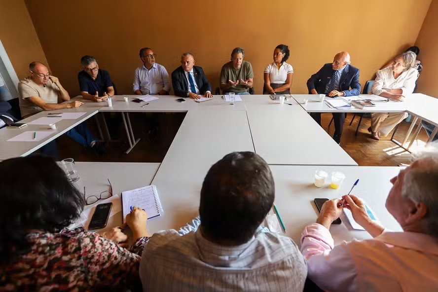 Haddad se reúne com deputados aliados para mapear temas que devem ser usados contra Tarcísio