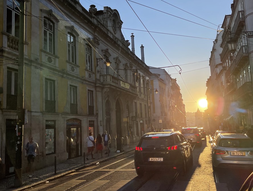 Rua de Lisboa durante o fim de tarde