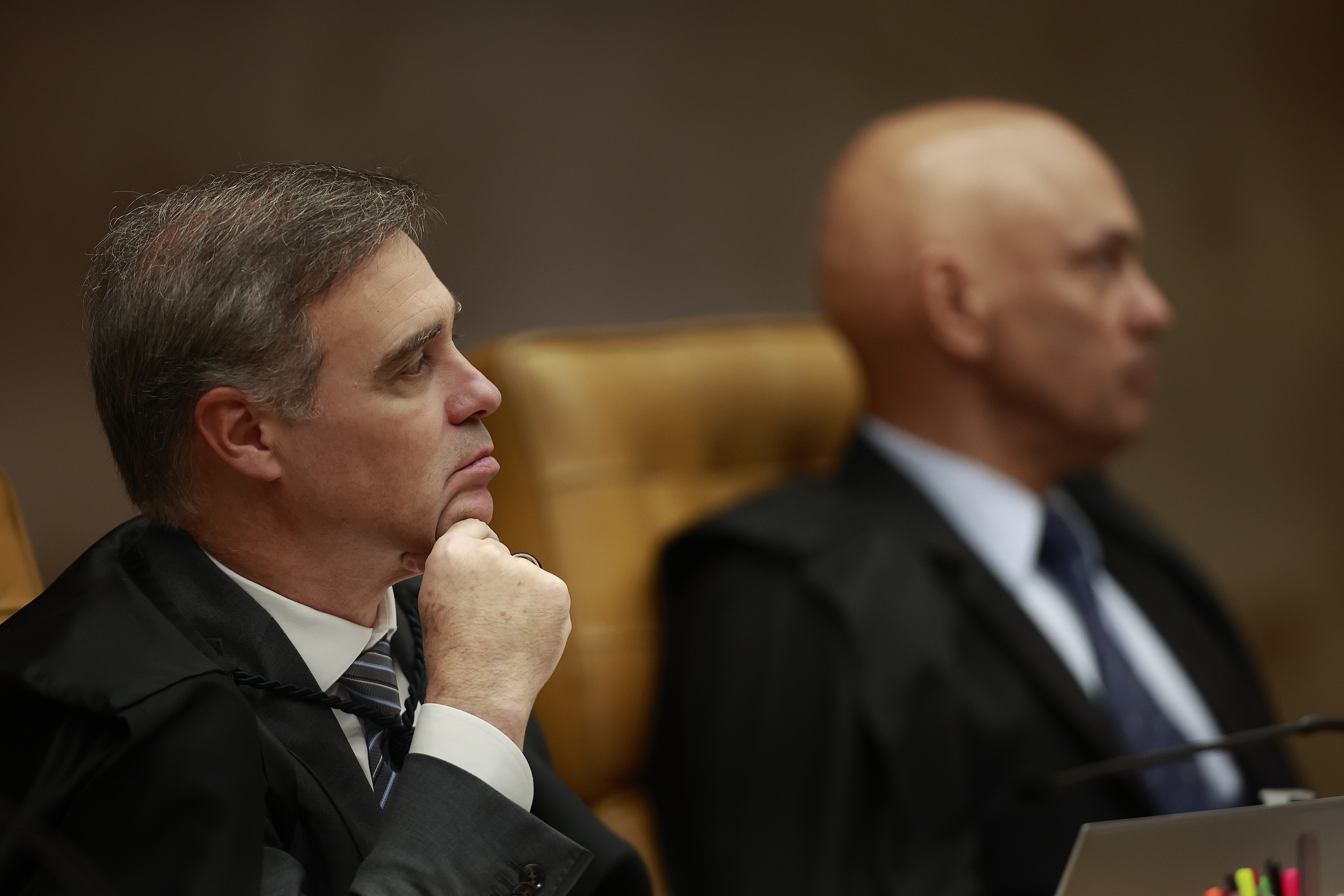 Alexandre de Moraes é Lula. André Mendonça é Bolsonaro - QTU Questões do Universo