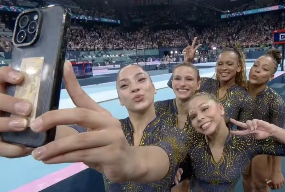 Atletas da ginástica brasileira fazem 'selfie' após bronze na disputa por equipes em Paris-2024: collant inspiração — Foto: Reprodução/Instagram