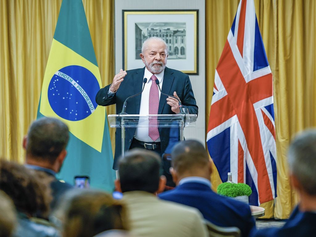 Lula fala com jornalistas em Londres após coroação do Rei Charles III — Foto: Ricardo Stuckert/PR/EBC
