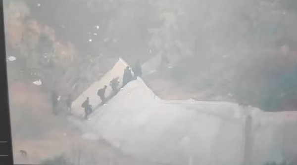 Traficantes fogem da Vila Cruzeiro em 'fila indiana' durante mega operação das políciais no Rio — Foto: Reprodução