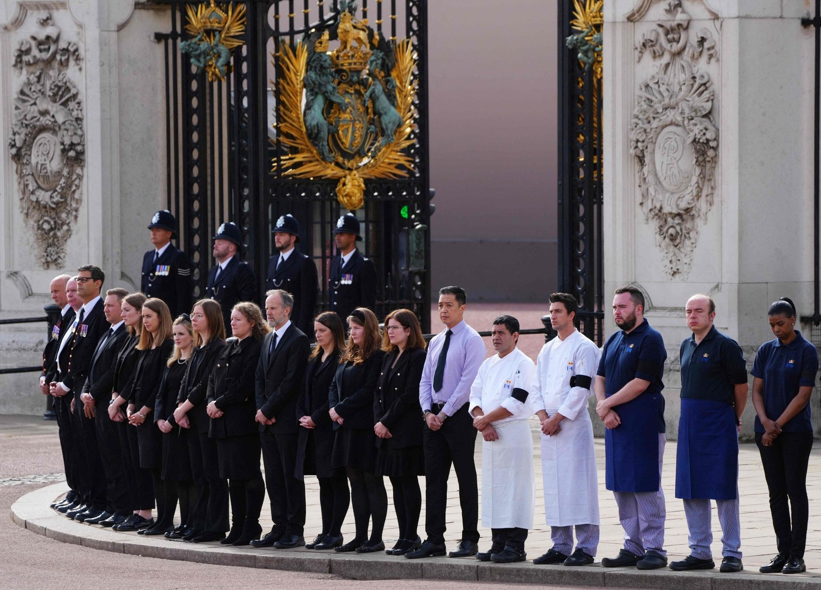 No portão do Palácio de Buckingham, equipe presta suas homenagens — Foto: CARL COURT/AFP