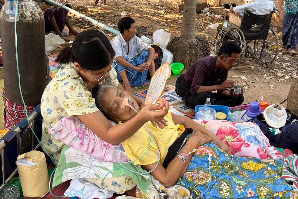 Feridos em terremoto do lado de fora do hospital Naypyidaw, em Mianmar — Foto: AFP