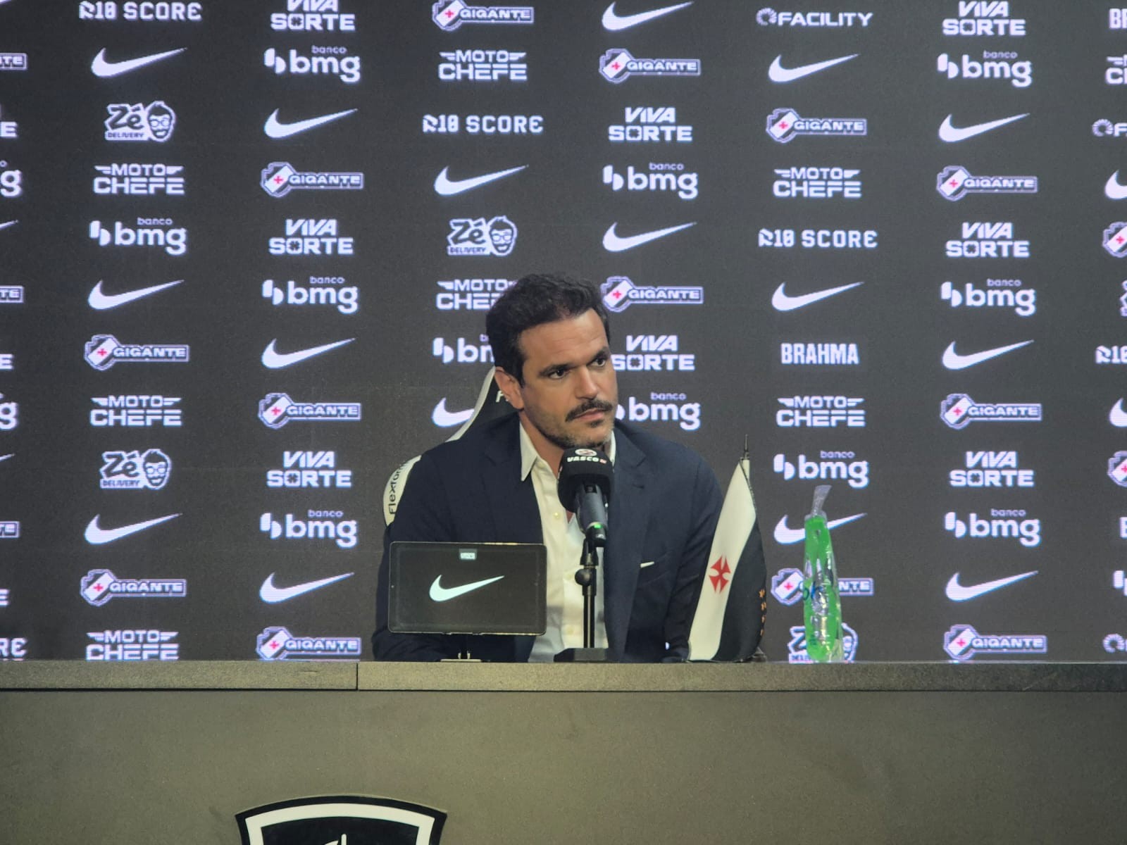 ‘Não facilita absolutamente nada’, diz diretor de futebol do Vasco sobre disputas judiciais em torno da SAF