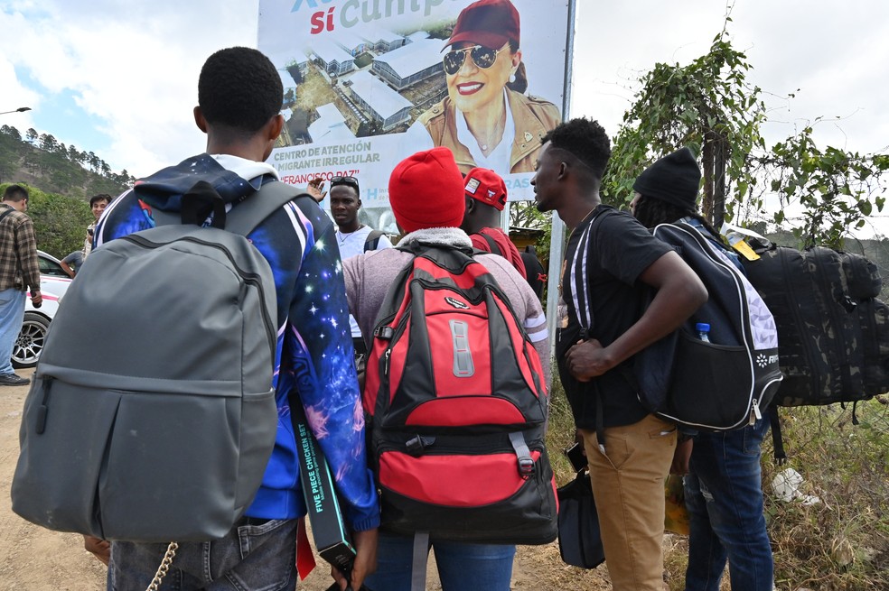 Migrantes cubanos cruzando o território hondurenho em Danli — Foto: Orlando Sierra / AFP