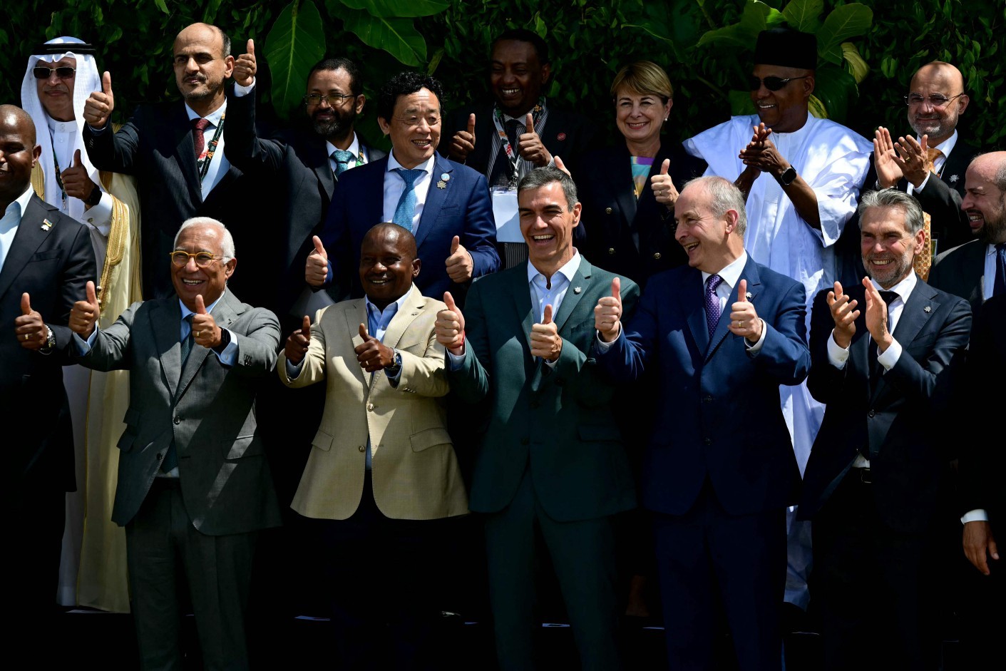 Leaders pose for a 'family photo' at the climate summit in Belém this Friday — Photo: Pablo PORCIUNCULA / AFP