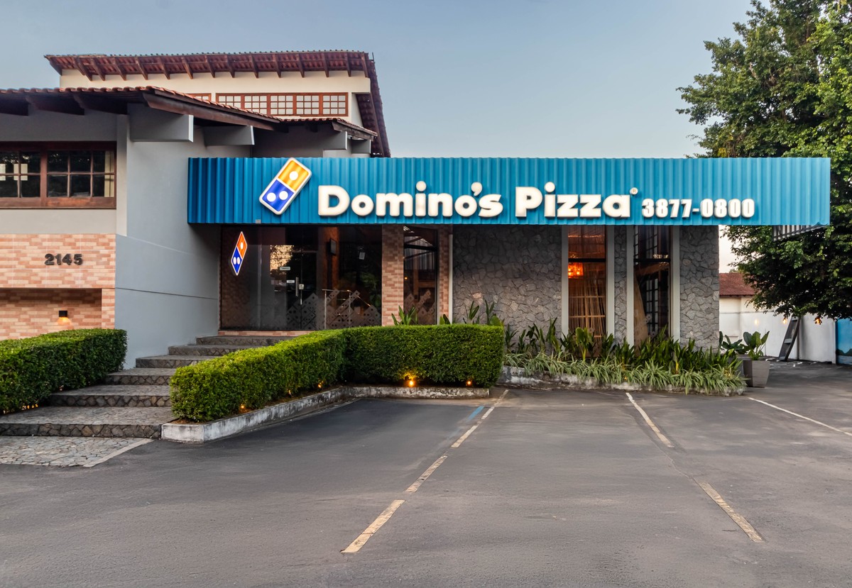 Domino’s adere a quiosque e restaurante compacto para crescer sob juros ...