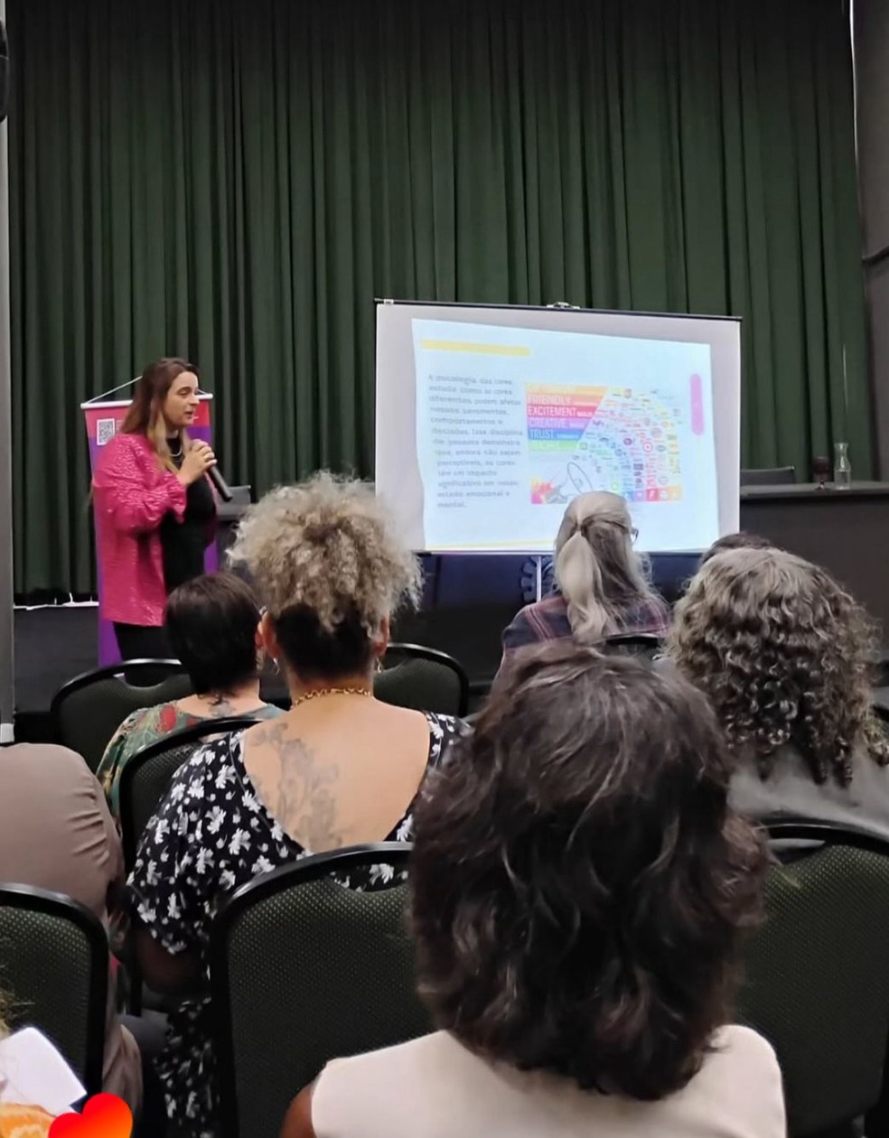 Ex-aluna, Tatiane Trindade hoje dá aulas no Espaço Empreender Mulher, da prefeitura — Foto: Acervo pessoal